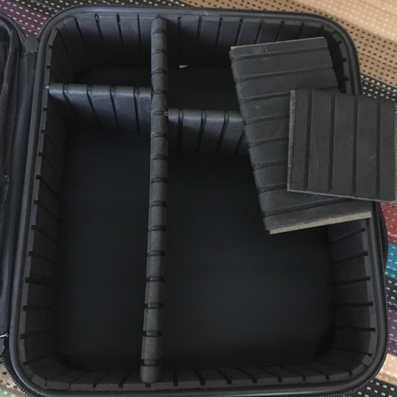 New Travel MakeUp Case and Accessories - Picture 7 of 13